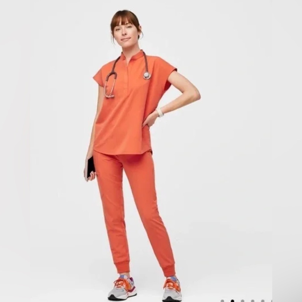 FIGS SCRUBS SET- Sunset Orange (more peach)
Rafaela top XS 
Zamora jogger S/P